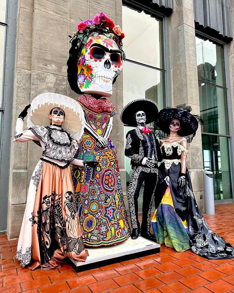 Mexico Week en nueva York con catrinas y altar de muertos